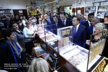 PM visits Gold World market