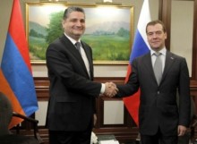 Премьер-министр РА поздравил Премьер-министра РФ по случаю Дня России