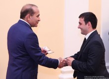Председатель НС РА О.Абраамян вручил удостоверения молодого парламентария членам новосформированного МП