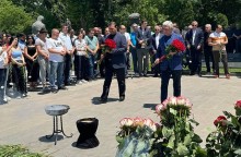 ՀՀ 3-րդ նախագահ Սերժ Սարգսյանը ծաղիկներ խոնարհեց Անդրանիկ Մարգարյանի շիրմաքարին