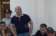 Արմեն Աշոտյանին դատարանի նիստերի դահլիճում աջակիցները դիմավորեցին «Ա-շո-տյա՜ն» վանկարկումներով