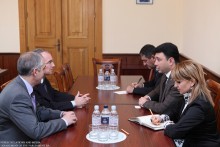 Вице-спикер встретился с послом Греции