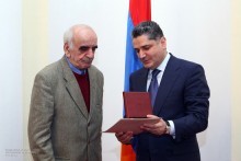 Артавазд Пелешян награжден памятной медалью Премьер-министра Республики Армения