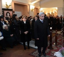 Президент Серж Саргсян простился с народной артисткой Армении Флорой Мартиросян
