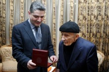 Тигран Саркисян наградил профессора Норайра Манасеряна памятной медалью Премьер-министра Республики Армения