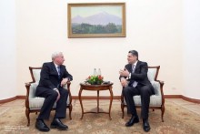 Премьер-министр принял посла России в Армении