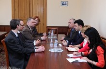 Вице-спикер НС Э.Шармазанов встретился с участниками конференции