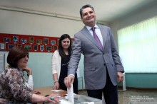 Վարչապետ Տիգրան Սարգսյանը քվեարկել է մայրաքաղաքի թիվ 10/21 ընտրատեղամասում