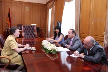 Председатель НС О.Абраамян принял посла Румынии