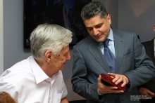 Премьер-министр поздравил Перча Зейтунцяна с 75-летием