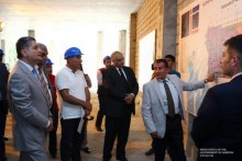 Премьер-министр ознакомился со строительными работами центра по производству радиоизотопов