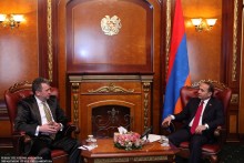 Председатель НС О.Абраамян принял Чрезвычайного и Полномочного посла Румынии в РА