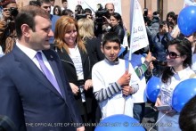 Yerevan Mayor Taron Margaryan met with the participants of the Autism Awareness march