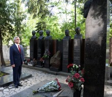 President Serzh Sargsyan paid tribute to memory of Hovhannes Isakov and Hamazasp Babadzhanian in Moscow