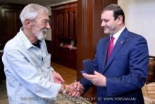 Vakhtang Kikabidze has been awarded with the Gold Medal of Yerevan Mayor