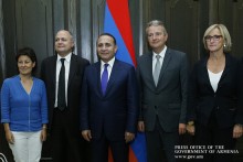 PM Receives Delegation Led by French National Assembly Socialist Party Faction Leader