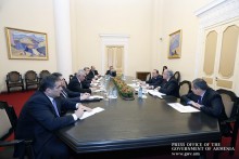 PM Holds Consultation with Marz Governors